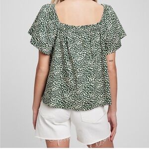 Gap women’s small square neck smocked flutter sleeve top green white dot pattern